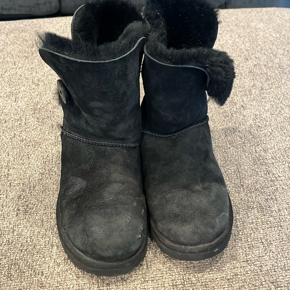 Size 7 women’s Bailey button Ugg boot.